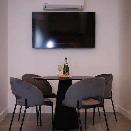 Διαμέρισμα Luxury Cozy 2 Bdr Downtown Apt.1 *